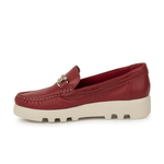 Carregue a imagem no visualizador da Galeria, Rio de Luz - Mocassim feminino em couro legítimo carmim com sola tratorada off-white e fivela dourada