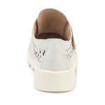 Carregue a imagem no visualizador da Galeria, Sapato casual feminino em couro nude com recortes vazados, fechamento em velcro e solado tratorado off-white em fundo branco.