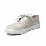 Carregue a imagem no visualizador da Galeria, Tênis casual de couro premium off-white com trêsse exclusiva e sola branca, amarrado com cadarços, semi frontal.
