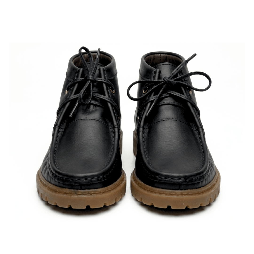 Bota feminina de cano curto em couro legítimo preto com solado tratorado marrom e fechamento em cadarço.