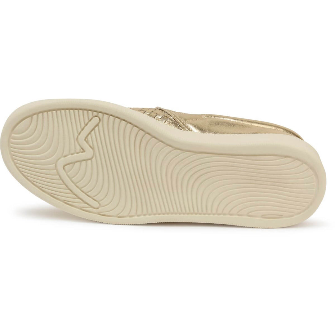 Tênis slip on feminino em couro legítimo dourado com textura trançada e sola branca da marca Rio de Luz.