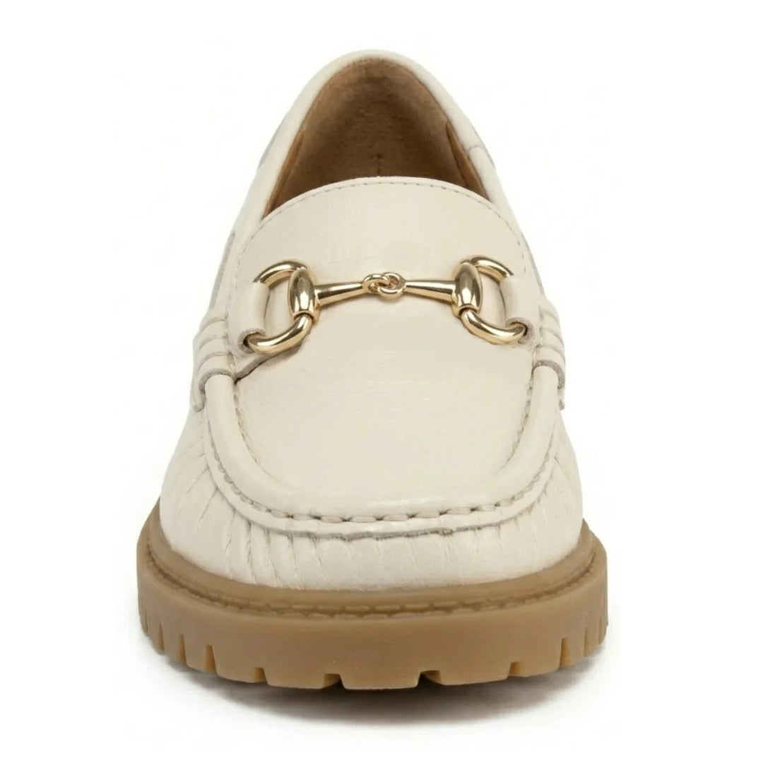 Mocassim de couro off white Rio de Luz com sola tratorada e detalhe dourado, em fundo branco