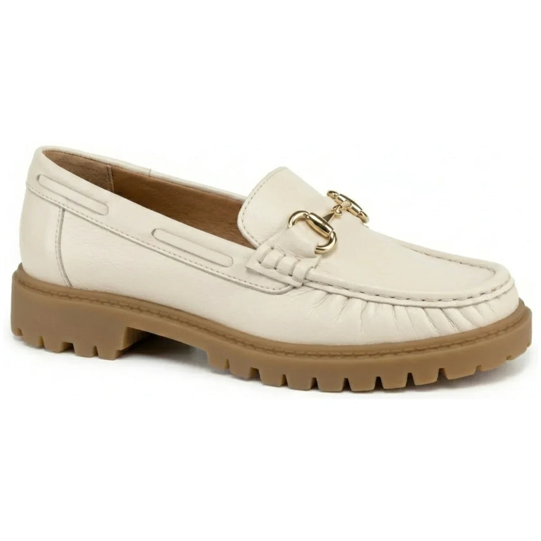 Mocassim de couro off white Rio de Luz com sola tratorada e detalhe dourado, em fundo branco