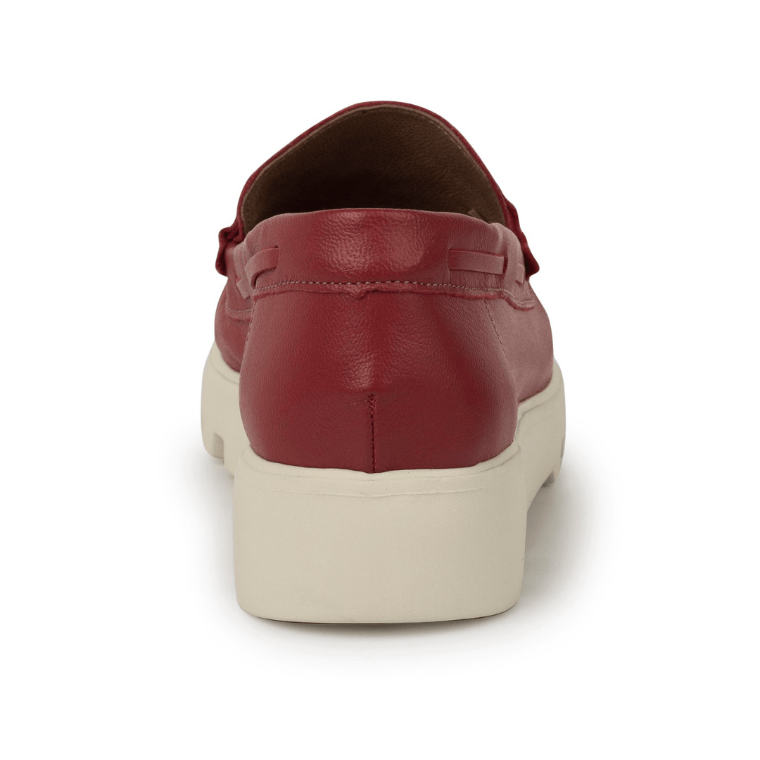 Rio de Luz - Mocassim feminino em couro legítimo carmim com sola tratorada off-white e fivela dourada