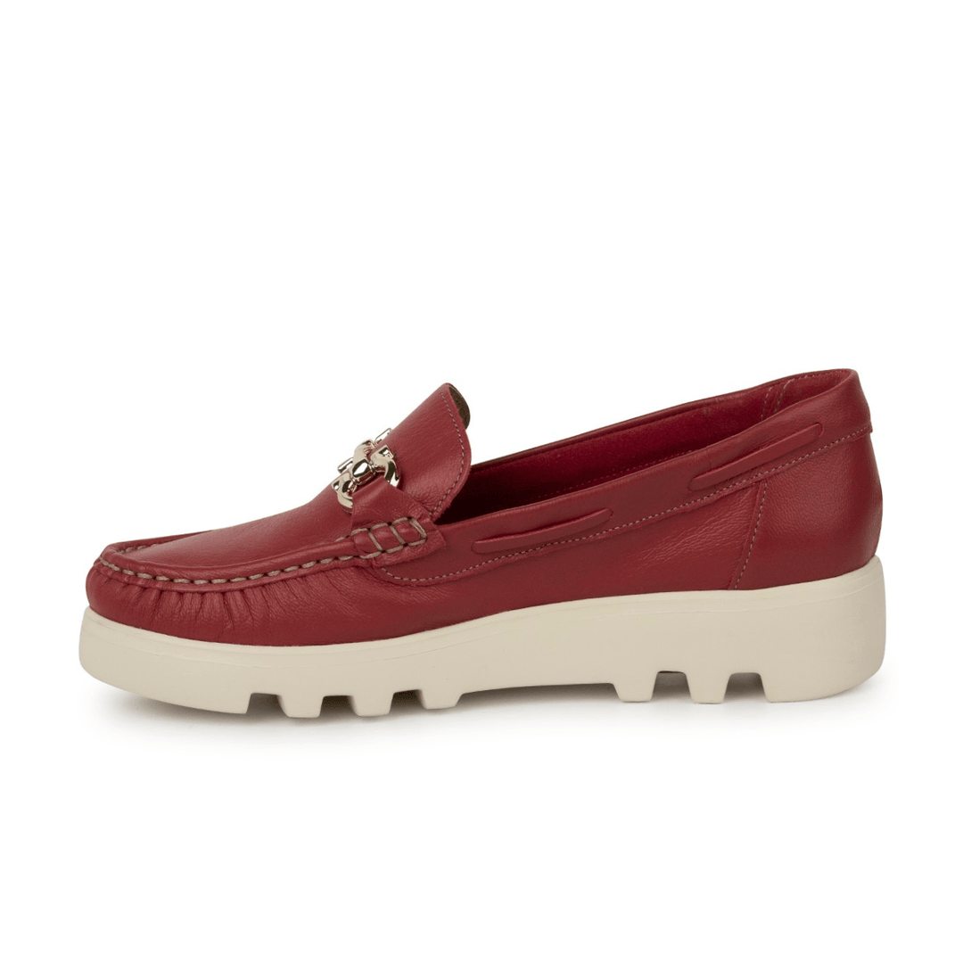 Rio de Luz - Mocassim feminino em couro legítimo carmim com sola tratorada off-white e fivela dourada