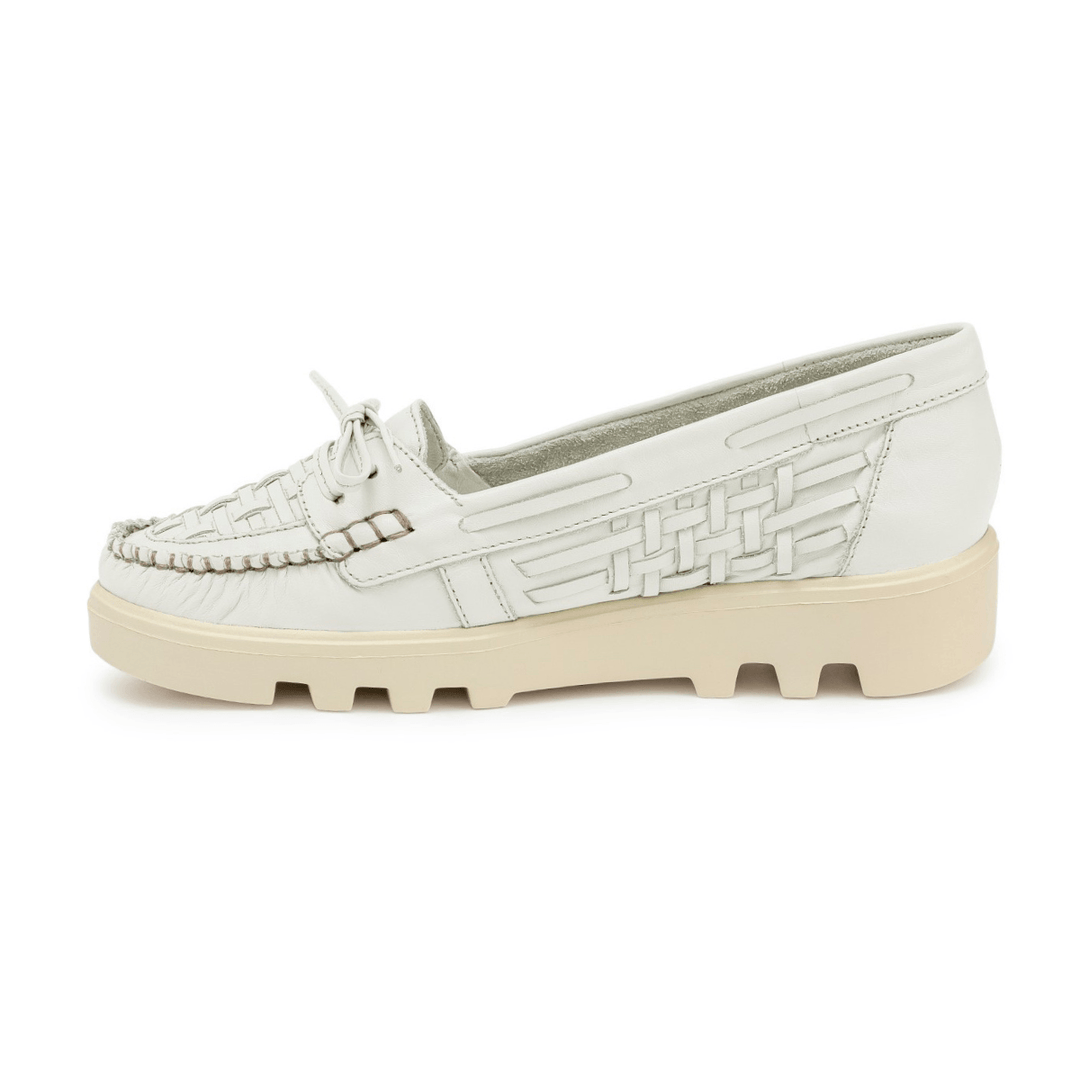 Mocassim feminino em couro off-white com acabamento em tressê manual e solado tratorado tricolor da Rio de Luz.