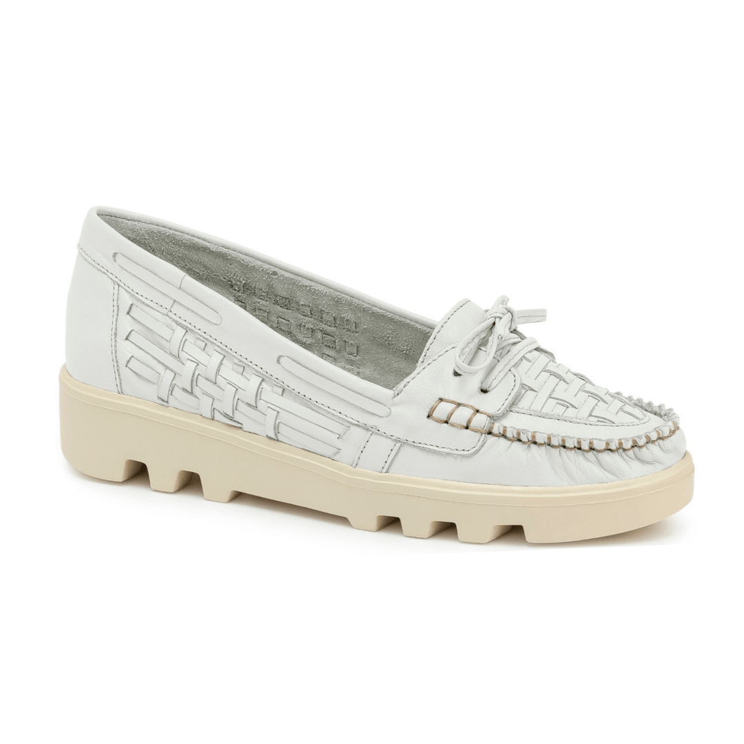 Mocassim feminino em couro off-white com acabamento em tressê manual e solado tratorado tricolor da Rio de Luz.
