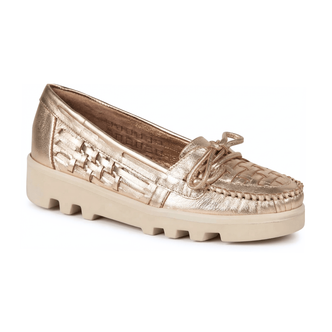Mocassim feminino em couro Ouro com acabamento em tressê manual e solado tratorado tricolor da Rio de Luz.