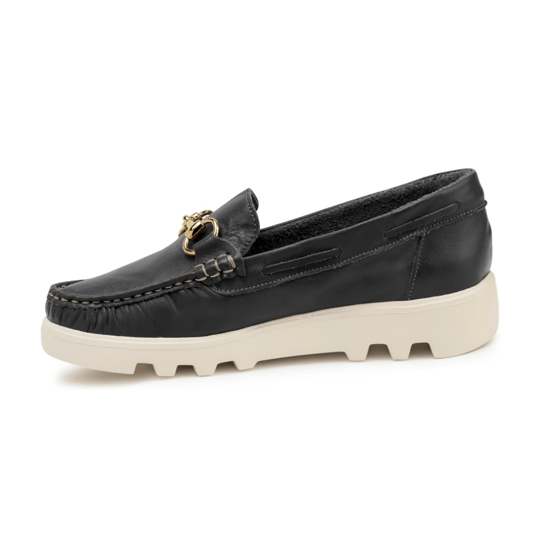Rio de Luz - Mocassim feminino em couro legítimo preto com sola tratorada off-white e fivela dourada