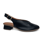 Carregue a imagem no visualizador da Galeria, Sandália feminina em couro preto com salto bloco baixo e fivela dourada, vista lateral. Ideal para um visual elegante e confortável.
