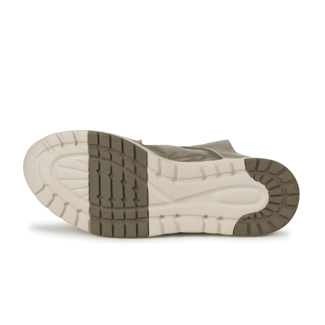 Tênis casual feminino Rio de Luz em couro legítimo. Com design moderno e prático, o zíper frontal garante facilidade ao calçar. Conforto e elegância para o seu dia!