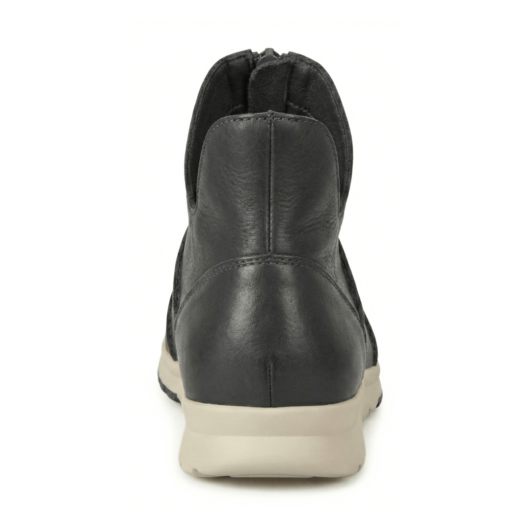 Tênis casual feminino Rio de Luz em couro legítimo. Com design moderno e prático, o zíper frontal garante facilidade ao calçar. Conforto e elegância para o seu dia!
