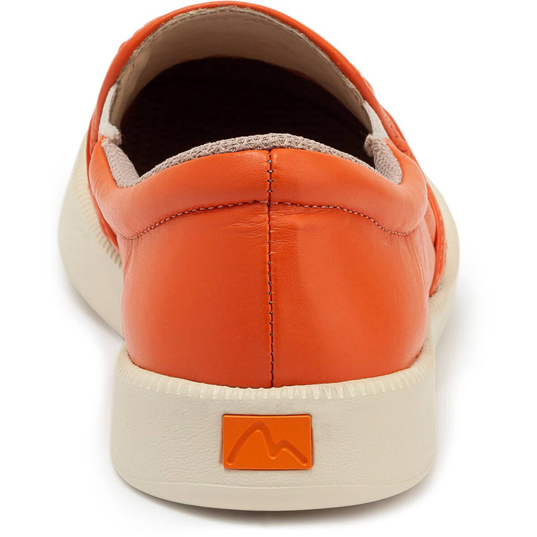 Tênis slip on feminino em couro legítimo dourado com textura trançada e sola branca da marca Rio de Luz, traseiro.