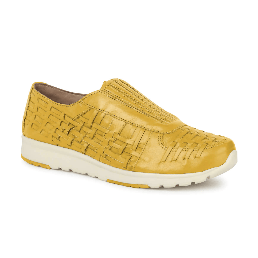 Tênis slip on feminino de couro legítimo mostarda com detalhes trançados estilo tressê e solado branco Rio de Luz.