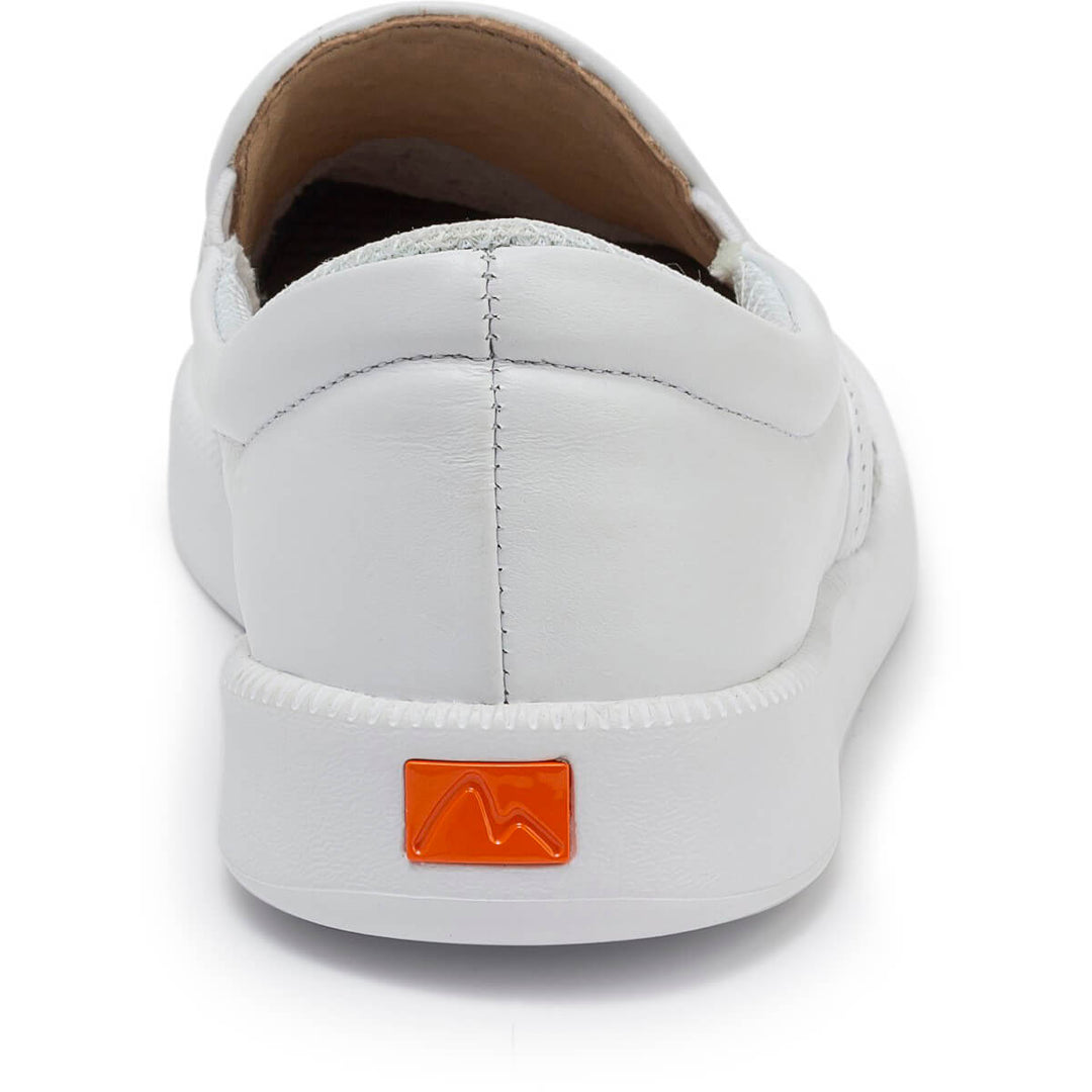 Tênis slip on feminino em couro legítimo dourado com textura trançada e sola branca da marca Rio de Luz.