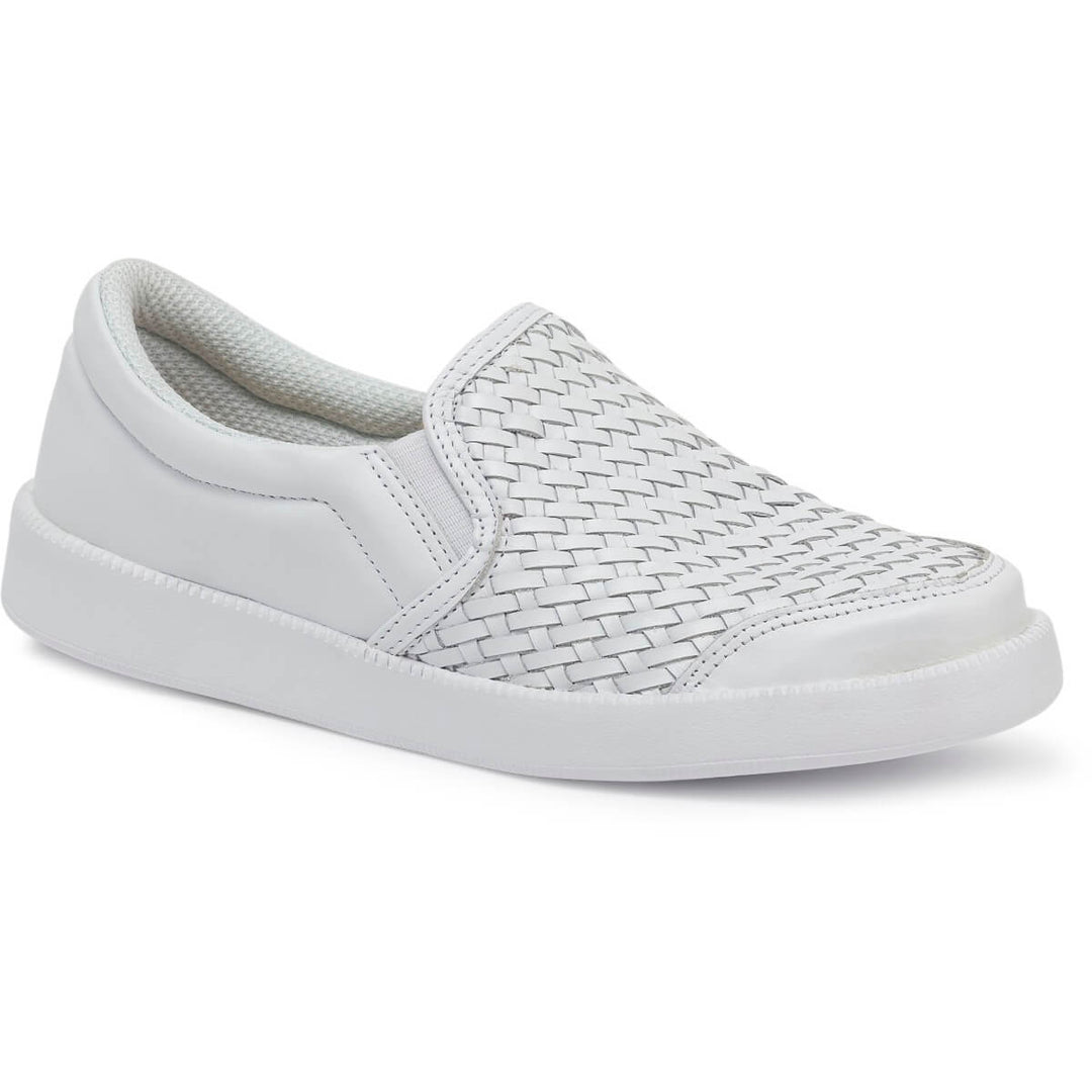 Tênis slip on feminino em couro legítimo dourado com textura trançada e sola branca da marca Rio de Luz.