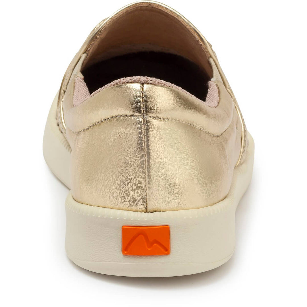 Tênis slip on feminino em couro legítimo dourado com textura trançada e sola branca da marca Rio de Luz.