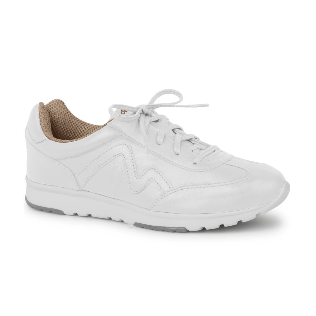 Tênis casual feminino em couro legítimo branco com detalhes de costura em relevo na lateral, forro bege e sola de borracha antiderrapante.