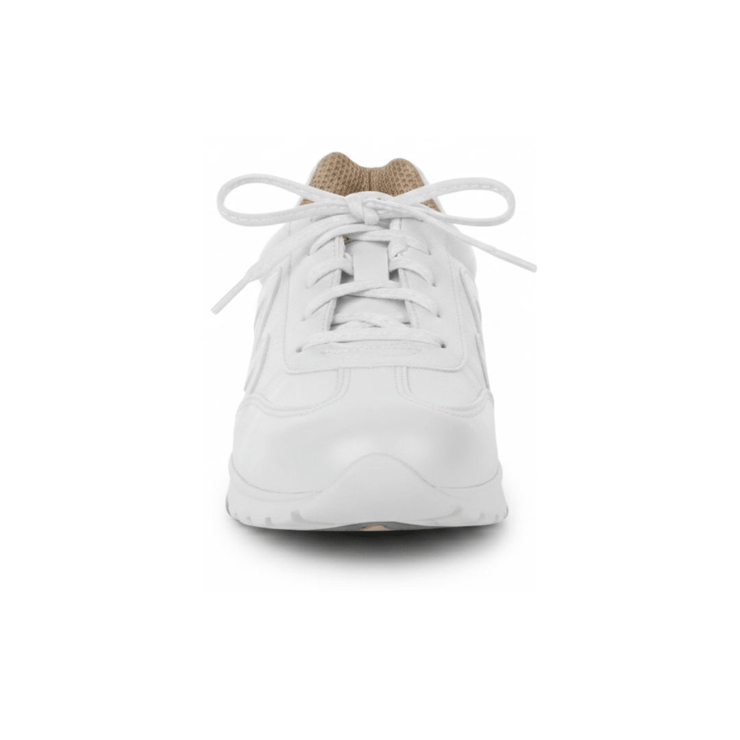 Tênis casual feminino em couro legítimo branco com detalhes de costura em relevo na lateral, forro bege e sola de borracha antiderrapante.