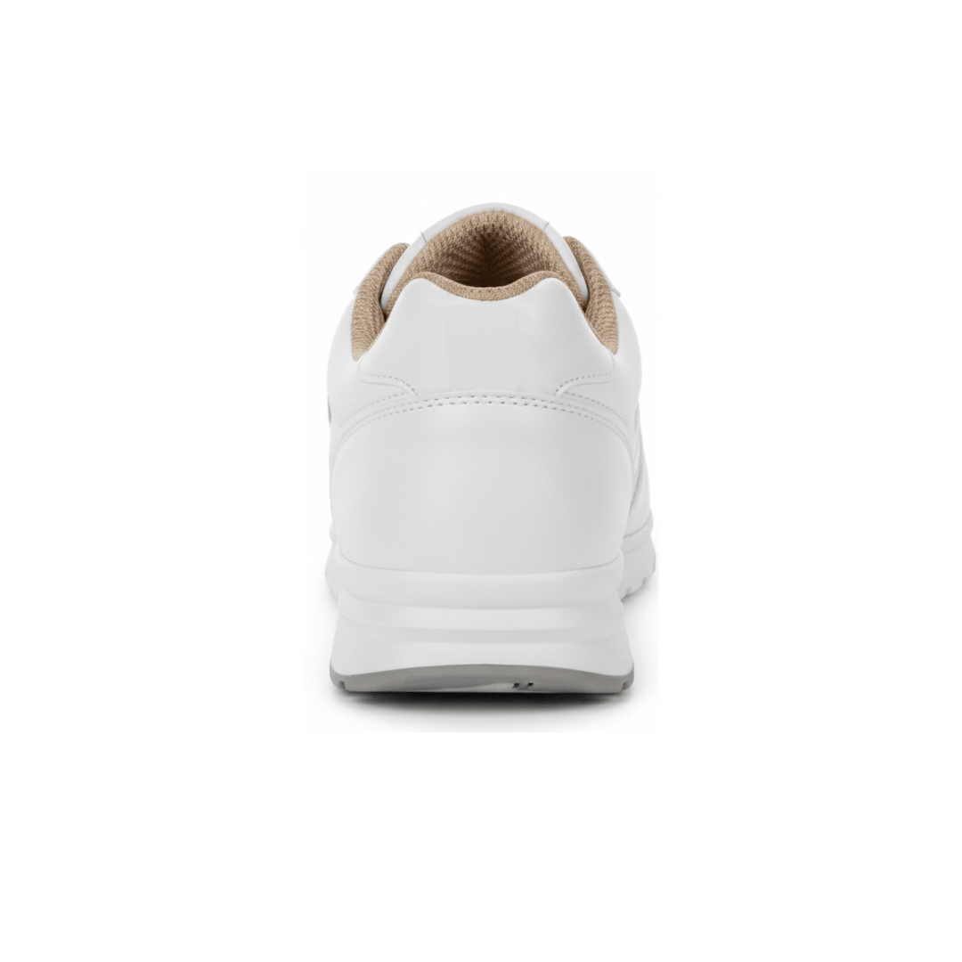 Tênis casual feminino em couro legítimo branco com detalhes de costura em relevo na lateral, forro bege e sola de borracha antiderrapante.
