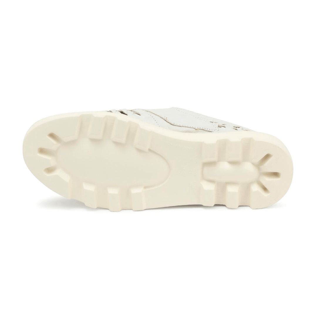 Sapato casual feminino em couro nude com recortes vazados, fechamento em velcro e solado tratorado off-white em fundo branco
