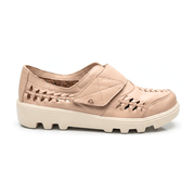 Sapato casual feminino em couro nude com recortes vazados, fechamento em velcro e solado tratorado Rosa pó em fundo branco.