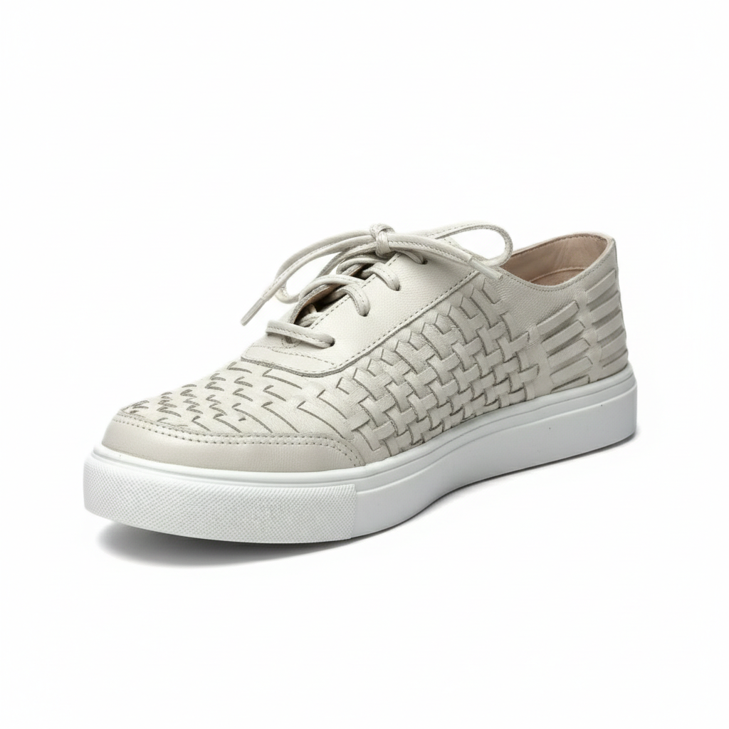 Tênis casual de couro premium off-white com trêsse exclusiva e sola branca, amarrado com cadarços, semi frontal.