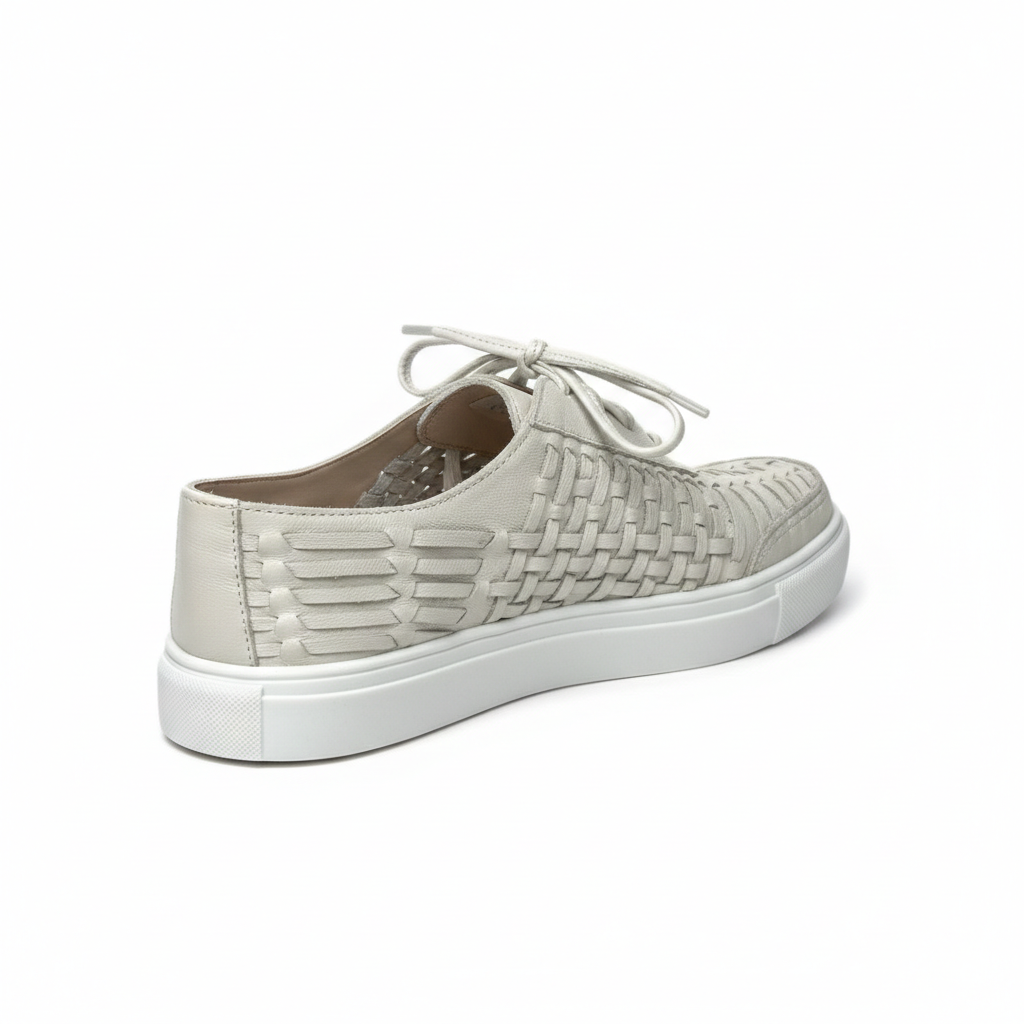 Tênis casual de couro premium off-white com trêsse exclusiva e sola branca, amarrado com cadarços, traseiro.