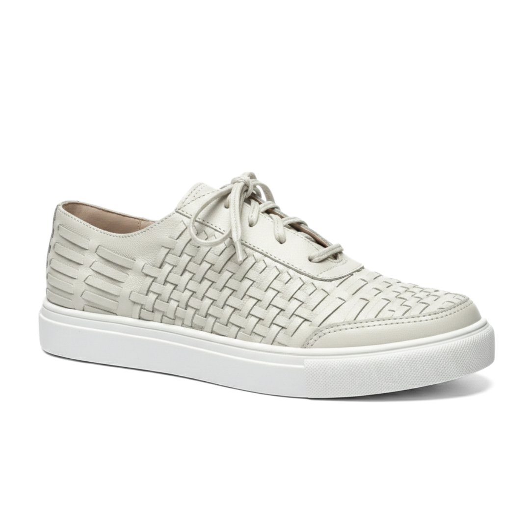 Tênis casual de couro premium off-white com trêsse exclusiva e sola branca, amarrado com cadarços, lateral externo.
