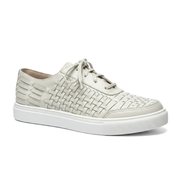 Tênis casual de couro premium off-white com trêsse exclusiva e sola branca, amarrado com cadarços, lateral externo.