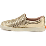 Carregue a imagem no visualizador da Galeria, Tênis slip on feminino em couro legítimo dourado com textura trançada e sola branca da marca Rio de Luz.

