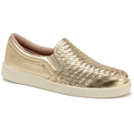 Carregue a imagem no visualizador da Galeria, Tênis slip on feminino em couro legítimo dourado com textura trançada e sola branca da marca Rio de Luz.
